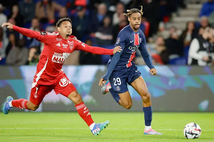 Bradley Barcola of Paris Saint Germain (R) is challenged by Kenny Lala of Brest (L)