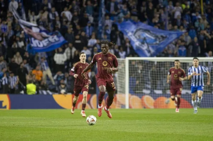 Manu Koné drives the ball during the UEFA Europa League match between FC Porto and As Roma