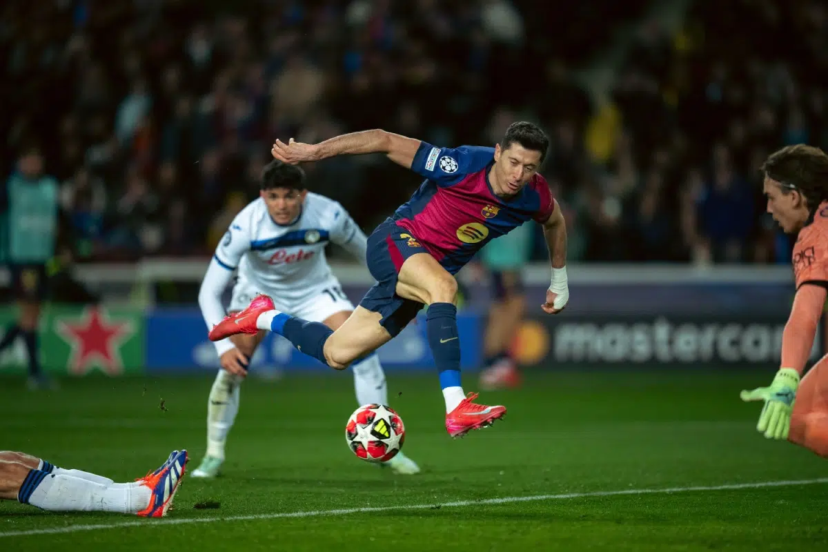 Lewandowski scores during the Champions League match between Barcelona and Atlanta BC