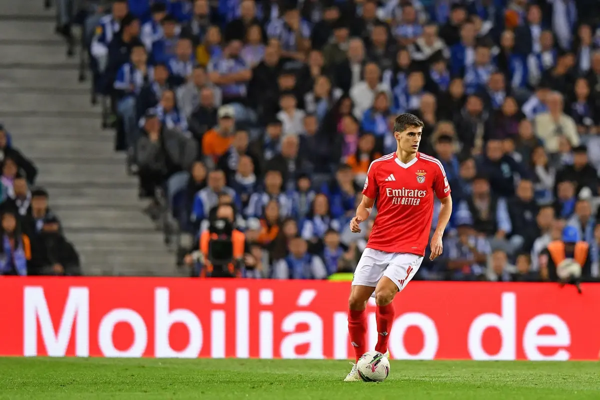 Alvaro Carreras of SL Benfica controls the ball during FC Porto versus SL Benfica, April 2025