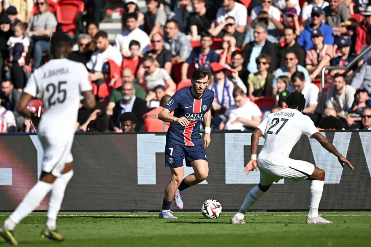 Khvicha Kvaratskhelia during Ligue 1 McDonald's match between Paris and Angers at Parc des Princes.