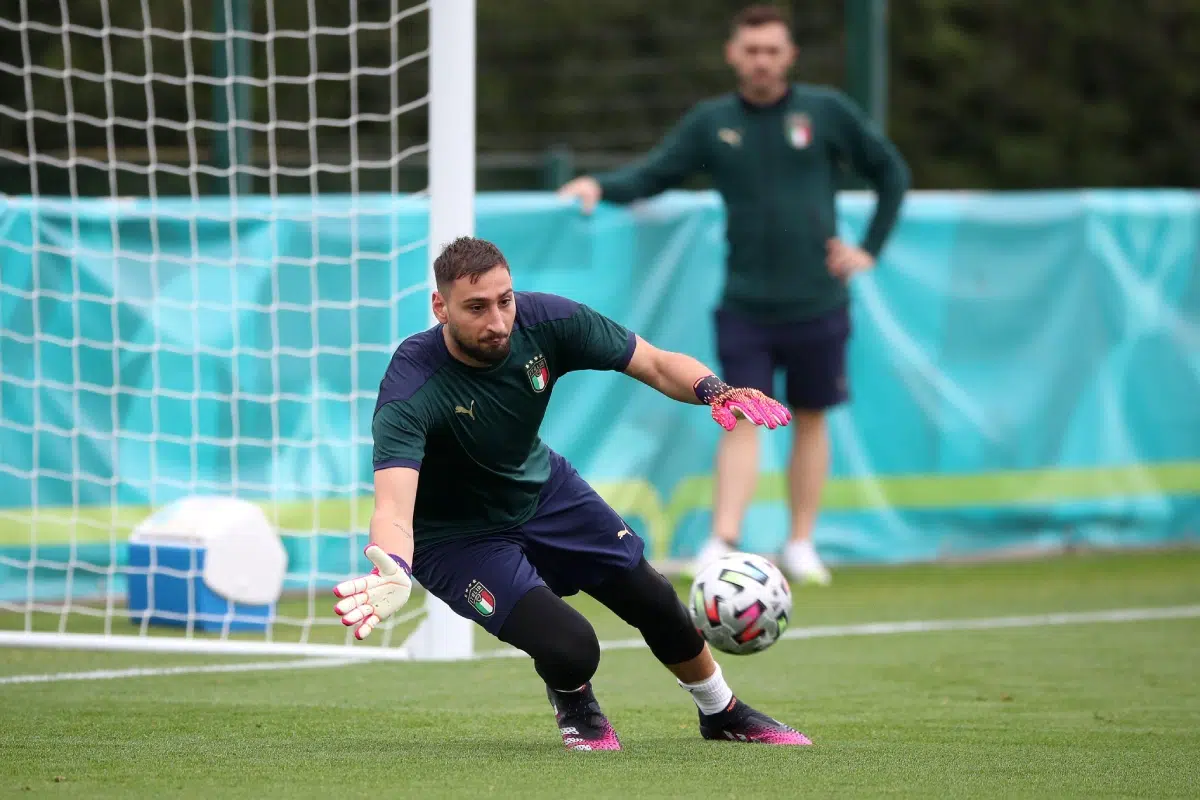 Warren Zaïre-Emery controlling the ball in front of Robert Andrich in Lyon.