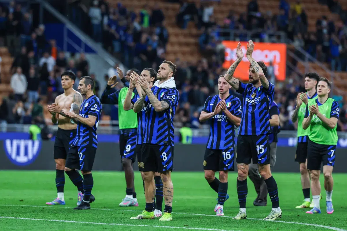 FC Internazionale players greet the fans at the end of the match during Serie A 2024/25 football match between FC Internazionale and Hellas Verona FC at San Siro