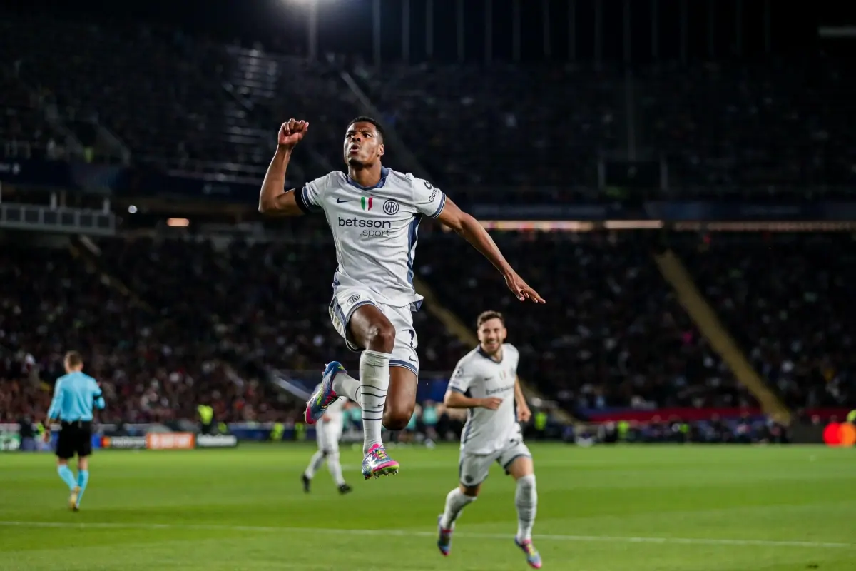 Denzel Dumfries of Inter Mediolan celebrates after scoring a goal during the UEFA Champions League 2024/2025