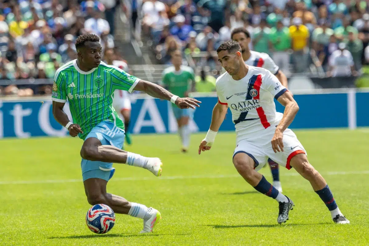 Tolo (Seattle Sounders FC) keeps the ball away from Hakimi (PSG), CWC 2025