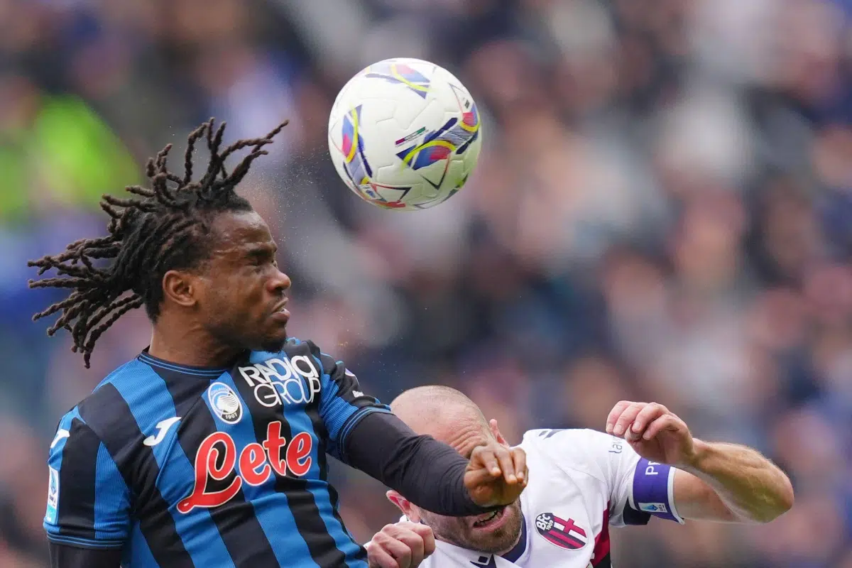 Atalanta's Ademola Lookman fights for the ball with Bologna's Lorenzo De Silvestri during the Serie A soccer match