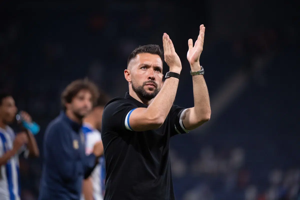 Francesco Farioli, head coach of FC Porto, seen thanking the fans support during the Liga Portugal Betclic 2025/26 match between FC Porto and Vitoria SC