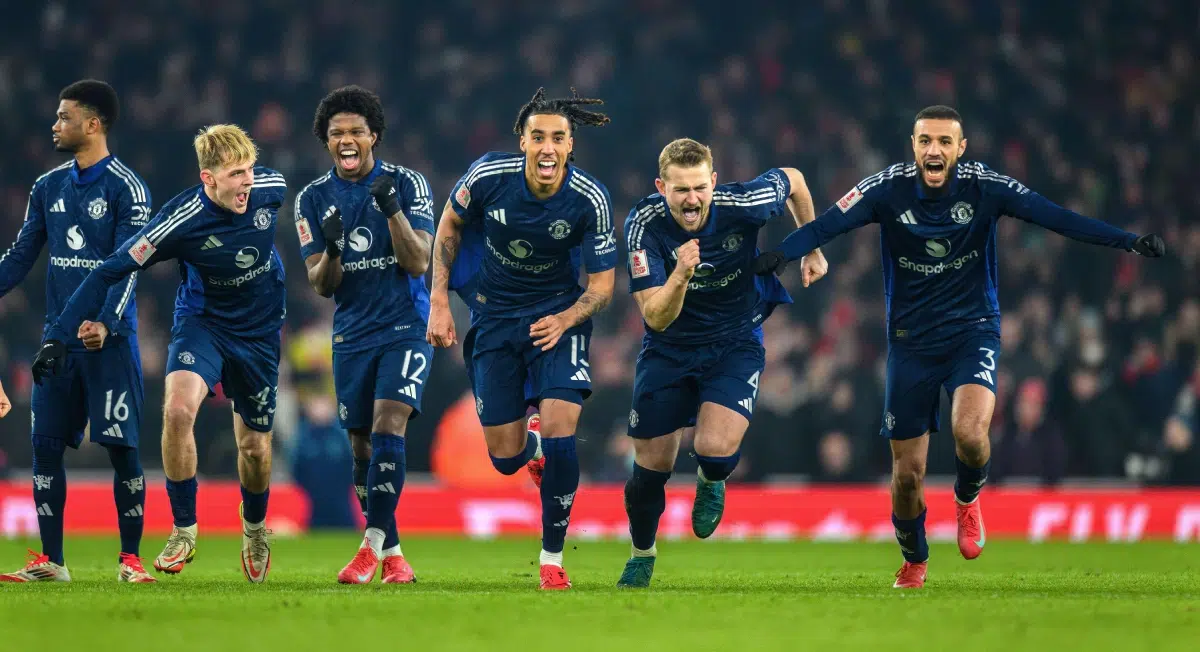 The Manchester United players celebrate Joshua Zirkzee scoring the winning penalty during the penalty shoot-out.