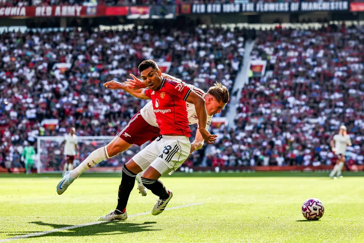 Casemiro of Manchester United is challenged by Viktor Gyokeres of Arsenal during the Premier League match