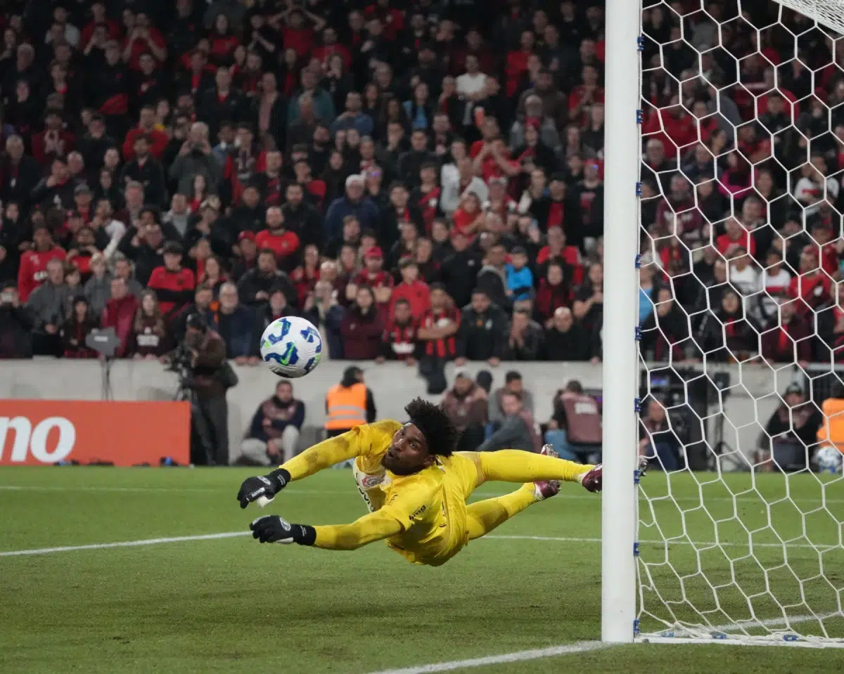 27th Aug, 2025. Hugo Souza in defence during Athletico and Corinthians held at the Mario Celso Petraglia Stadium