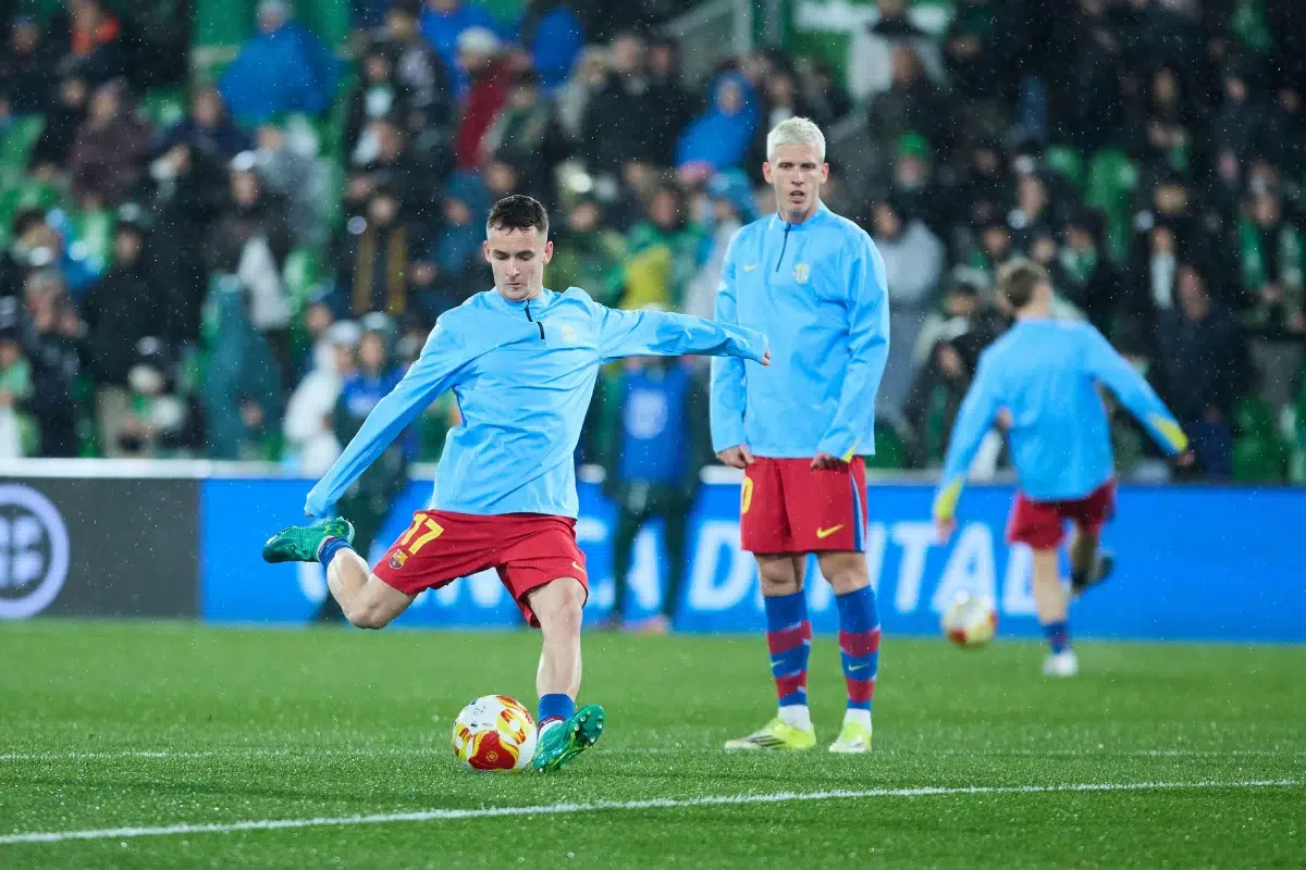 Marc Casado of FC Barcelona warms up prior the Copa del Rey round of 16 match between Real Racing Club and FC Barcelona