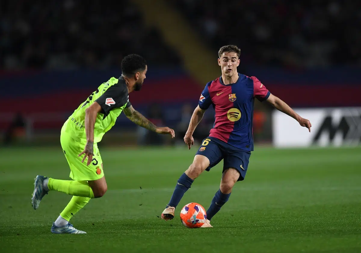 Gavi (6) of FC Barcelona dribbles Mascarell (5) of RCD Mallorca, 2025