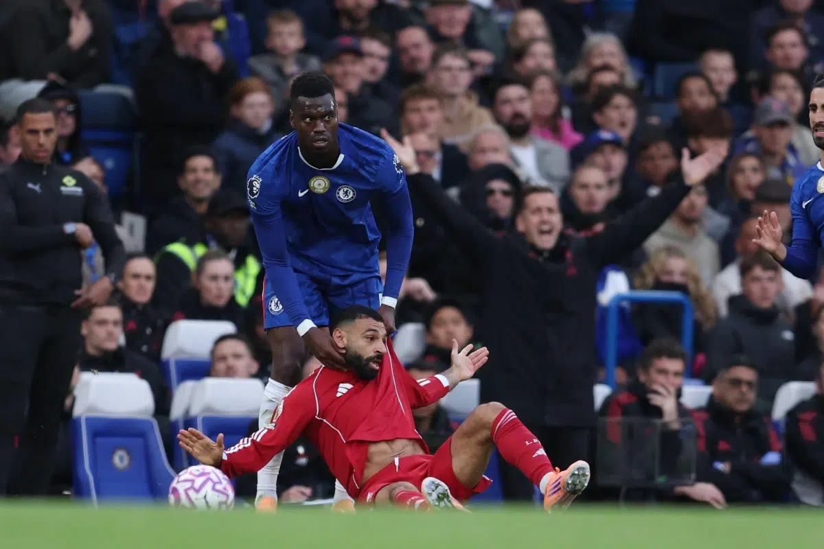 Mohamed Salah of Liverpool is held by Benoît Badiashile of Chelsea during the Chelsea vs Liverpool Premier League match, 4th Oct, 2025