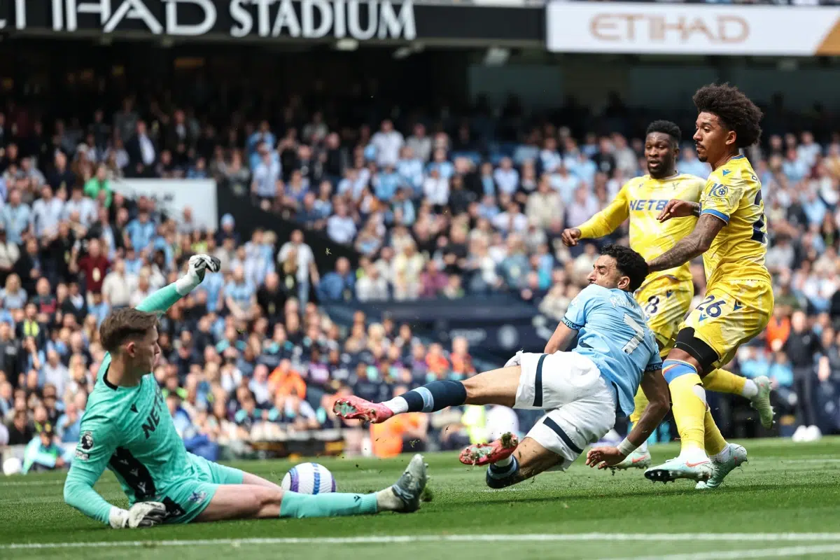 Dean Henderson of Crystal Palace says a shot from Omar Marmoush of Manchester City, 2025