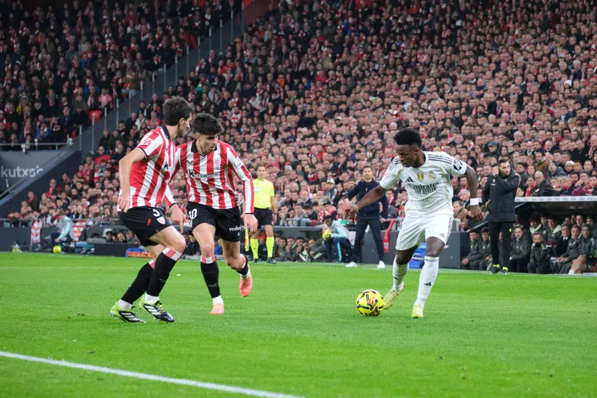 Vinicius Junior dribbles the ball (Athletic Club vs Real Madrid), 2025